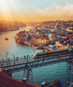 Illustration de Vacanciers d’Août, les destinations idéales