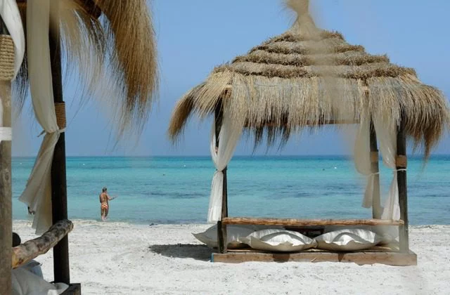 dar-djerba-paillote-plage