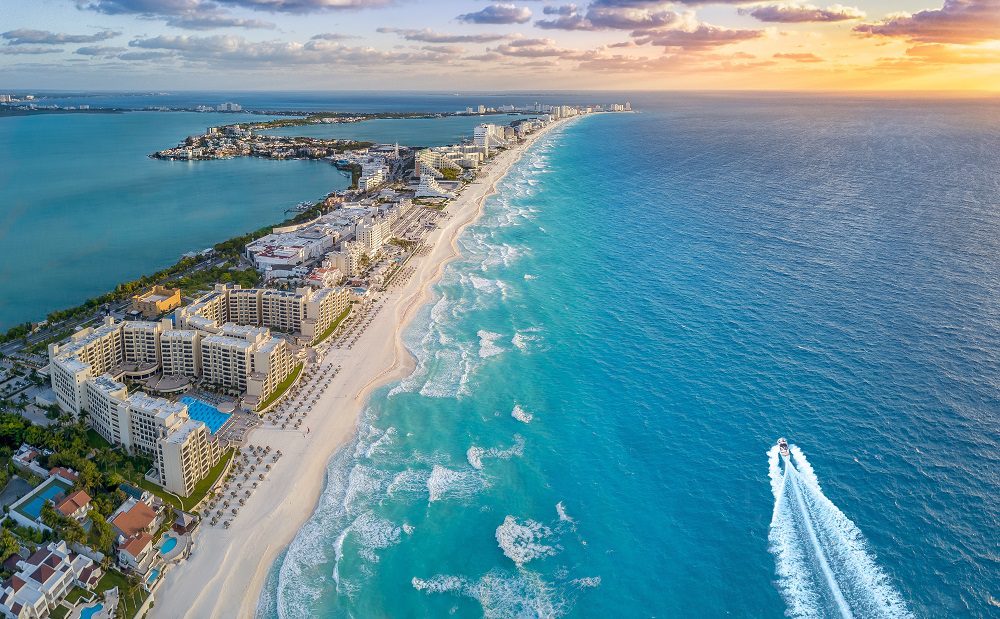 Plage de la Riviera Maya au Mexique bordée de palmiers