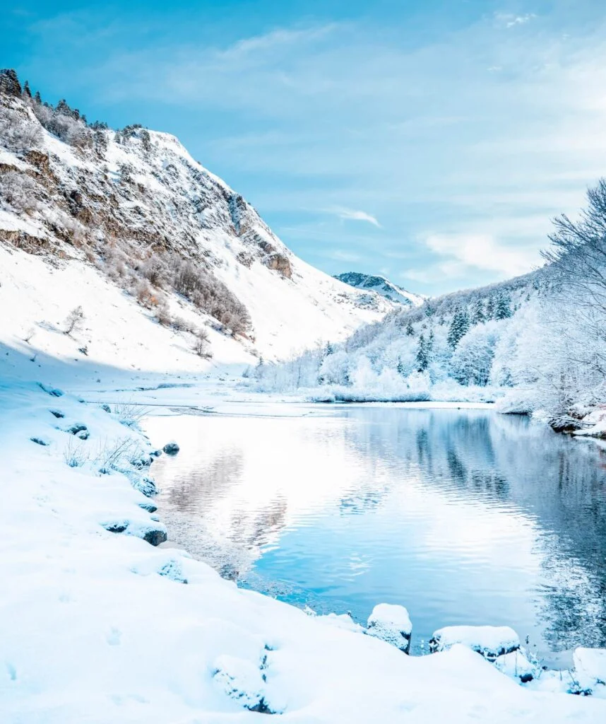 Pyrénées lac enneigé