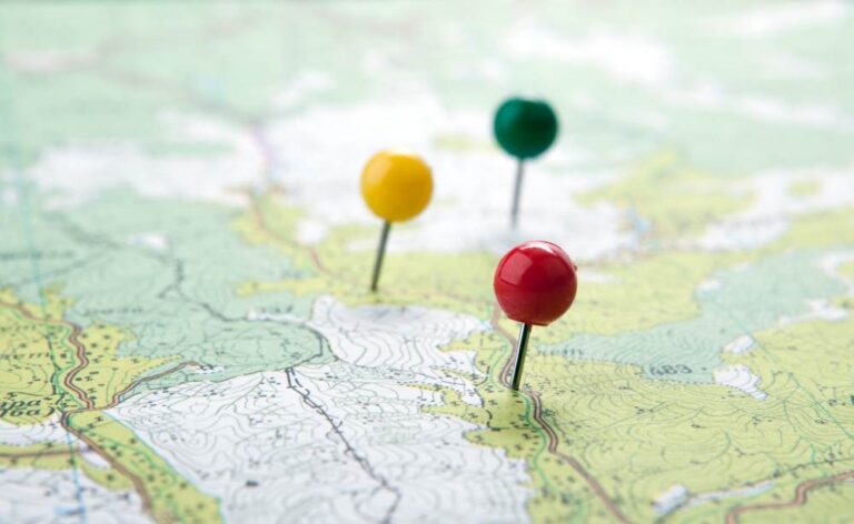 Punaises plantées sur une carte pour tracer un itinéraire