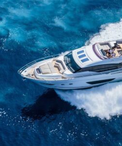 Illustration de Voyage en yacht de luxe : Explorez les destinations marines les plus prisées
