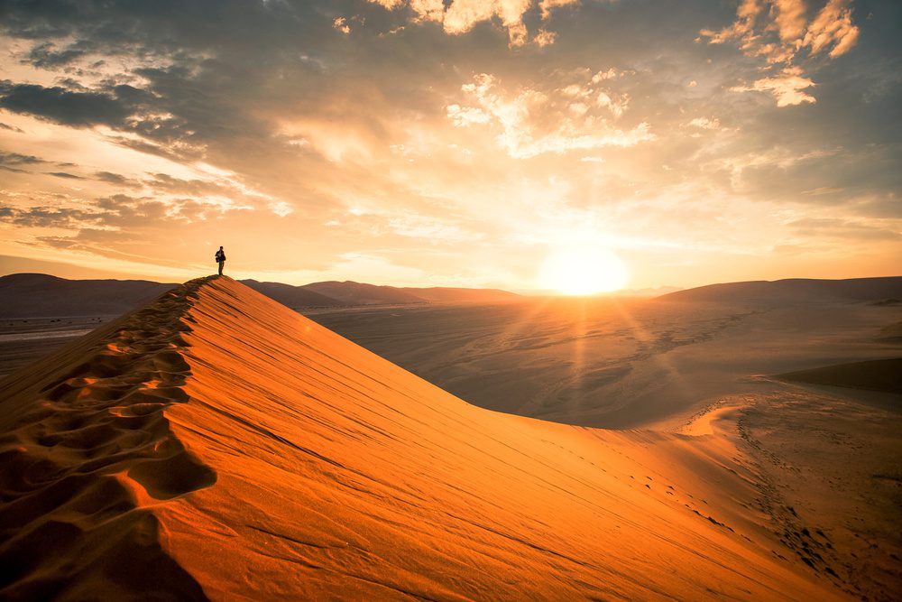 Homme dans le desert de Namibie 