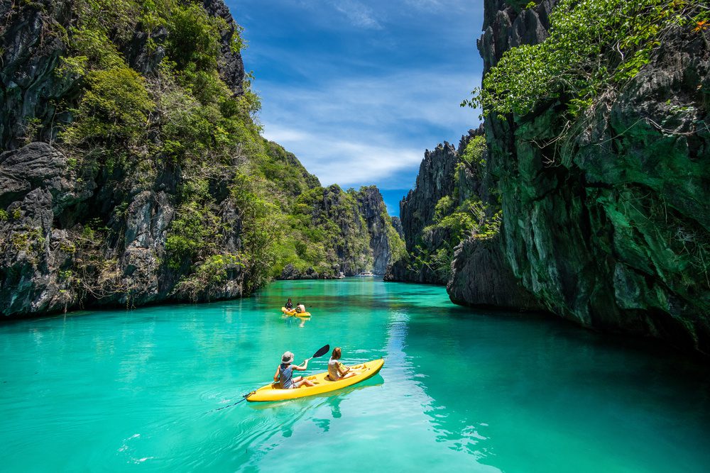 Les Philippines, un voyage entre îles paradisiaques et traditions locales 2 Activité Canoë aux Philippines