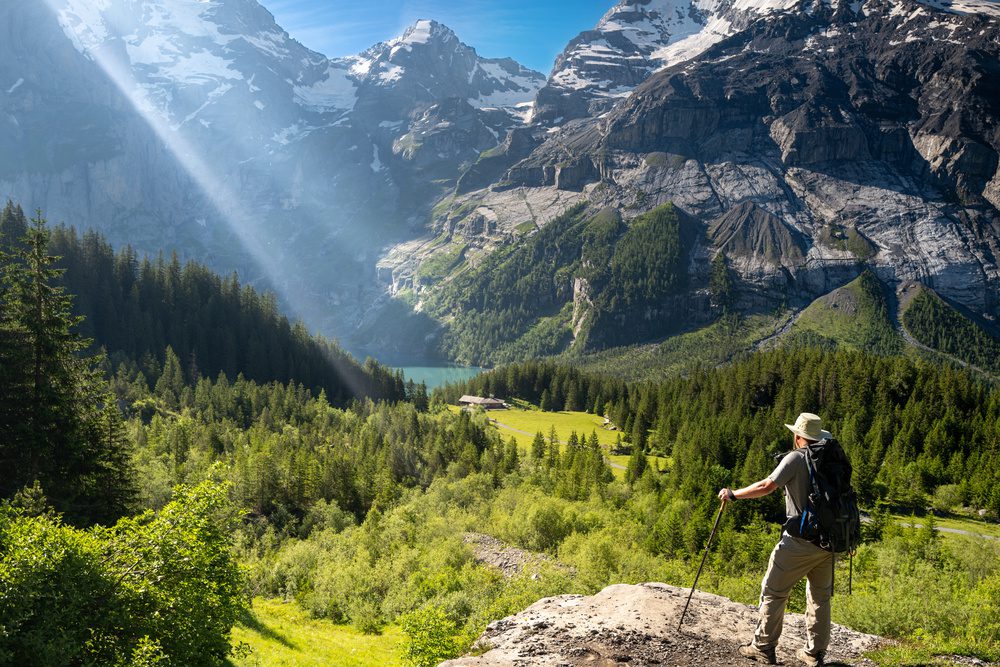 Quand partir au lac d’Oeschinen pour profiter des plus beaux paysages 3 Randonneur au Lac d'Oeschinen, Suisse