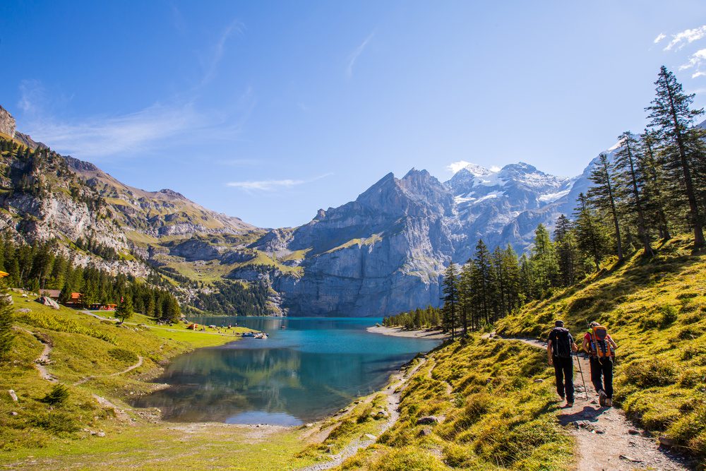 Quand partir au lac d’Oeschinen pour profiter des plus beaux paysages 4 Randonneurs au Lac d'Oeschinen, Suisse