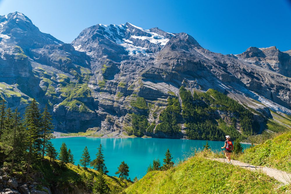 Quand partir au lac d’Oeschinen pour profiter des plus beaux paysages 1 Randonneuse au lac d'oeschinen, Suisse