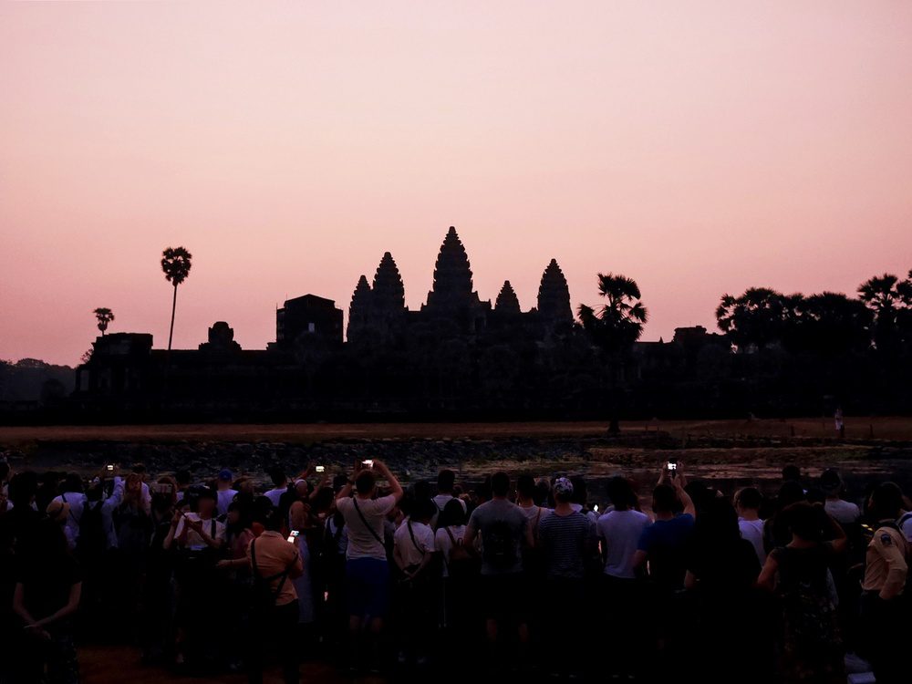 Touristes filmant le lever du soleil Angkor Watt, Cambodge