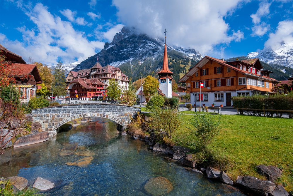 Quand partir au lac d’Oeschinen pour profiter des plus beaux paysages 8 Village Kandersteg avec la montagne, Suisse