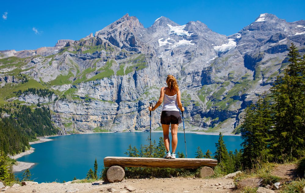 Quand partir au lac d’Oeschinen pour profiter des plus beaux paysages 6 femme devant le lac d'Oeschinen, Suisse