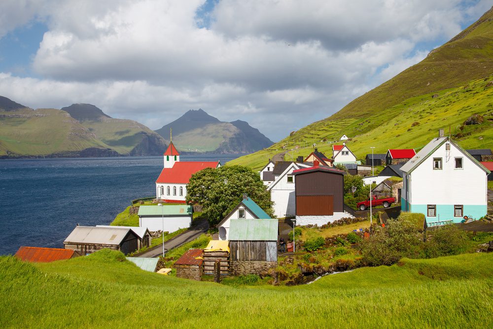 Village îles Féroé avec ses maisons colorées