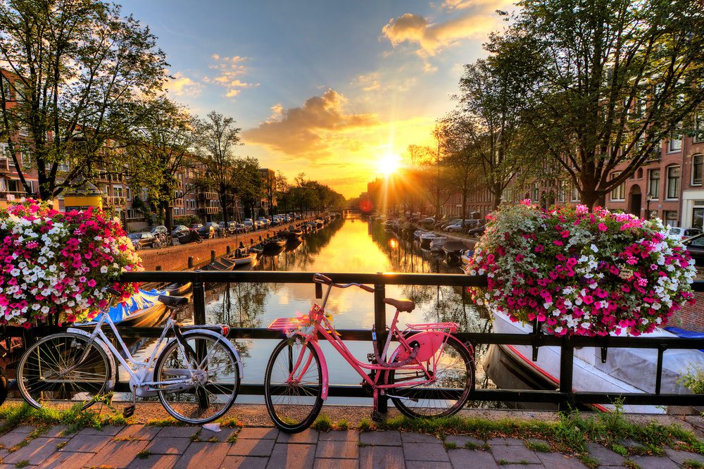 Des vélos sur le pont à Amsterdam, Pays-Bas