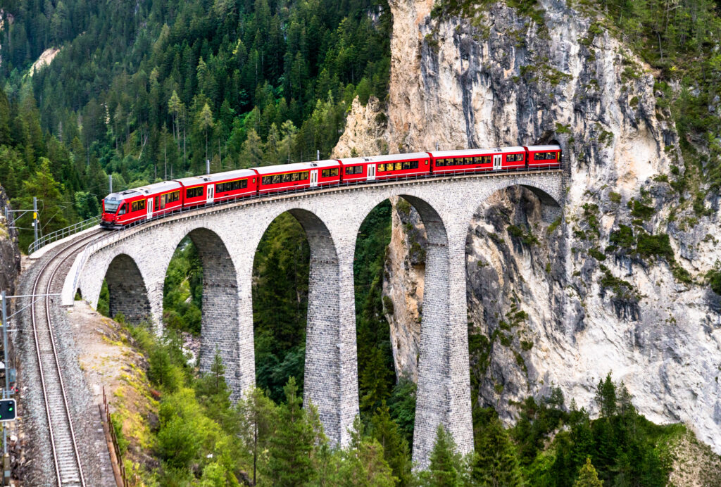 Train passage tunnel direction Suisse
