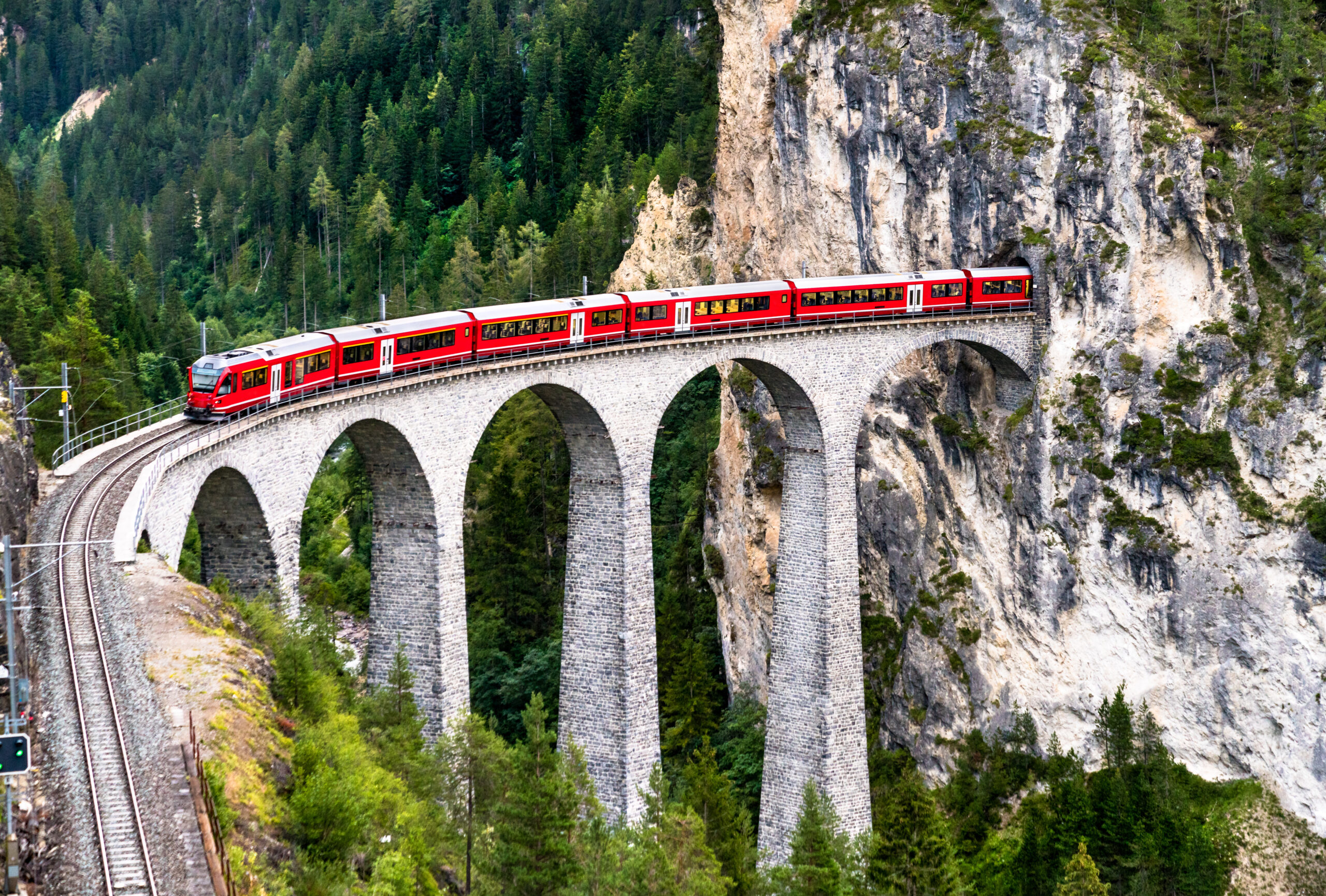 Train passage tunnel direction Suisse