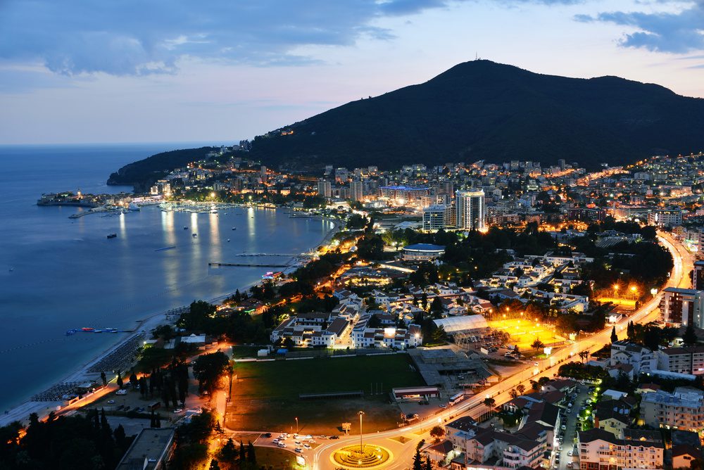 Vue sur la ville de Budva le soir, Monténégro