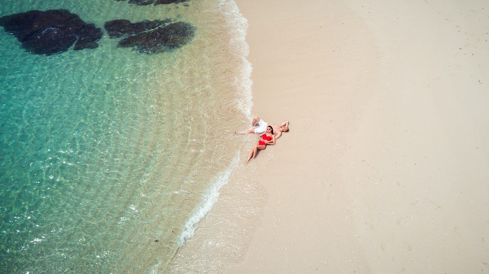 Couple sur la plage de Phuket en vacances, Thailande