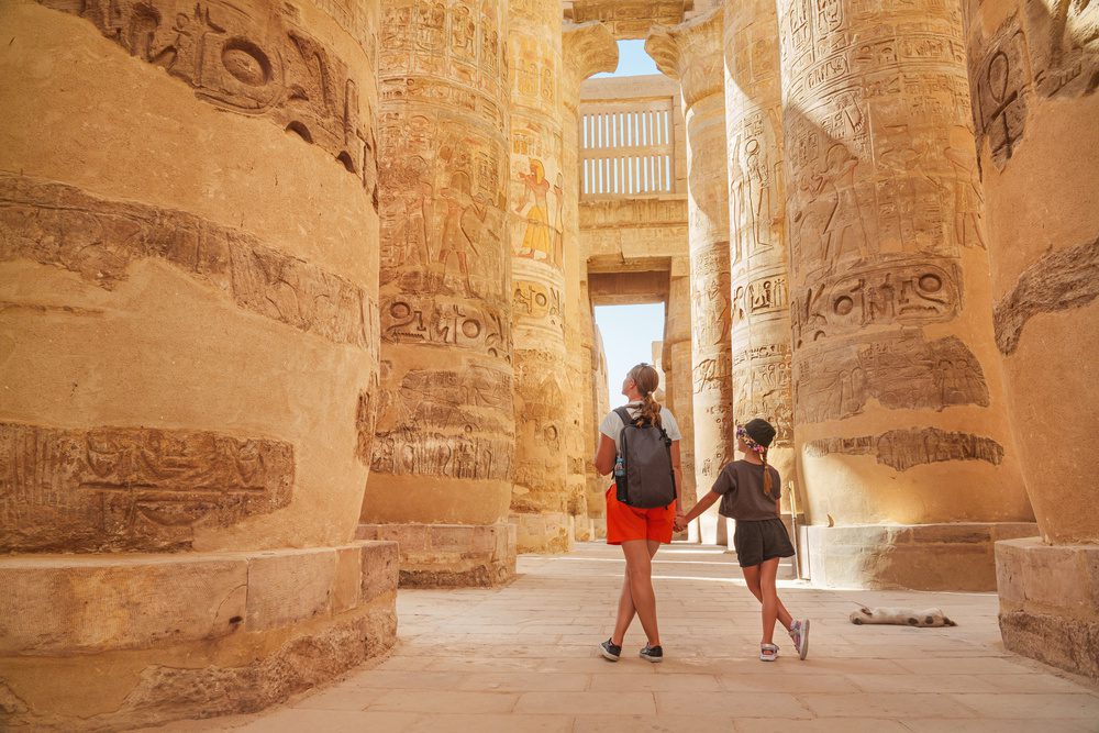 Mère et fille au temple de Louxor, Egypte