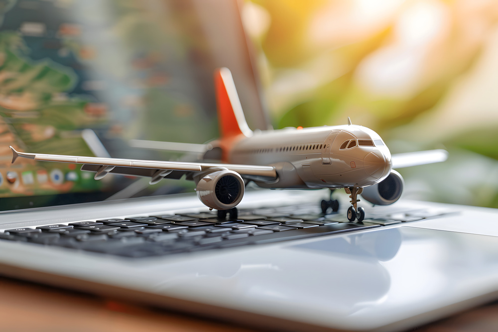 Ordinateur portable avec un petit avion sur le clavier