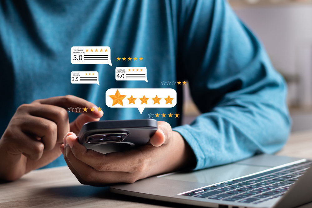 Comment les avis des clients influencent-ils les choix de séjours vacances pas chers ? 2 Un homme consulte les avis clients