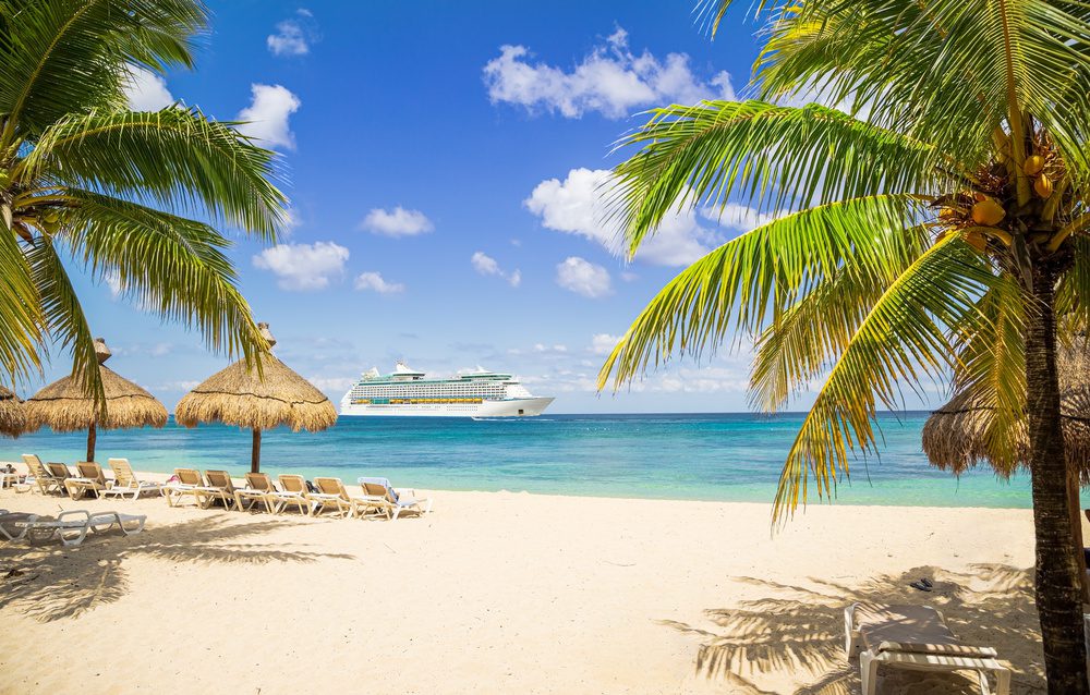 Vue sur la plage avec une croisière