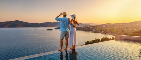Couple au bord de la piscine qui admirant la vue
