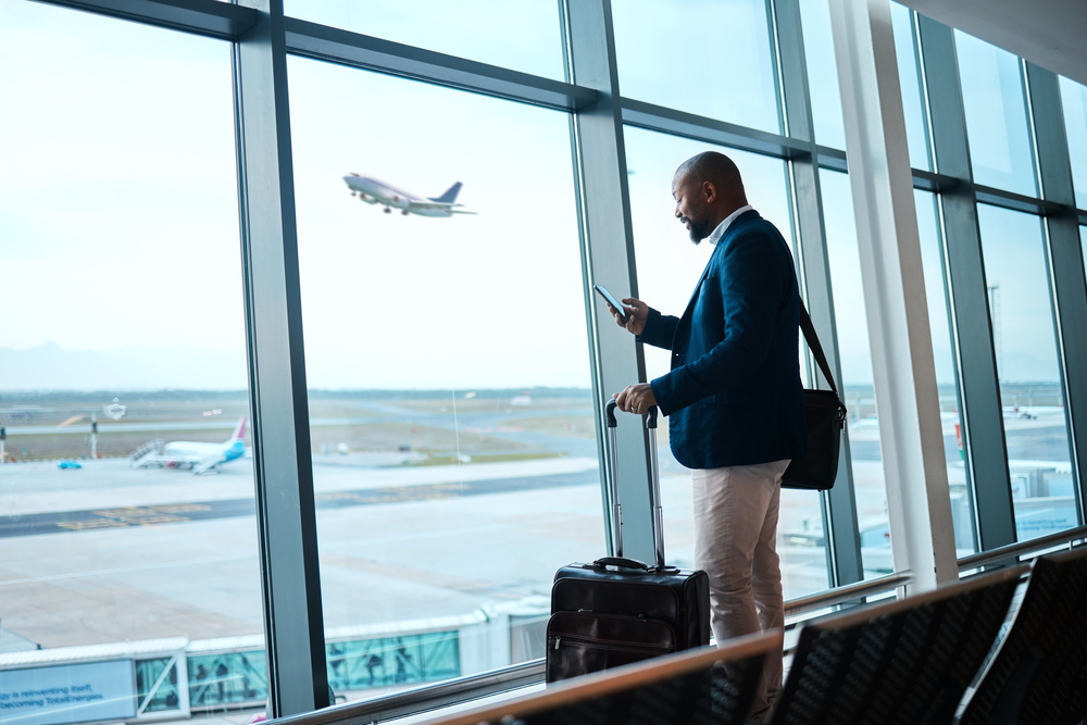 Les offres de voyage dernière minute sont-elles généralement moins chères que les réservations anticipées ? 1 Homme attend son avion