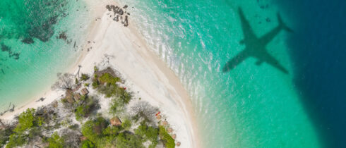Ombre d'avion sur l'eau de la mer