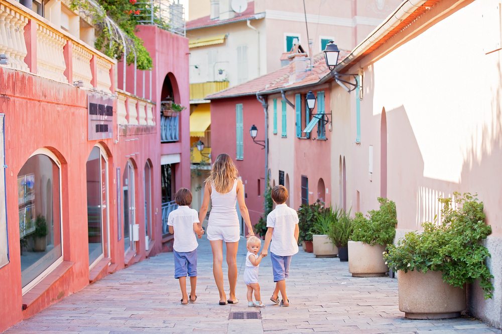 Une maman avec ses trois fils en vacances