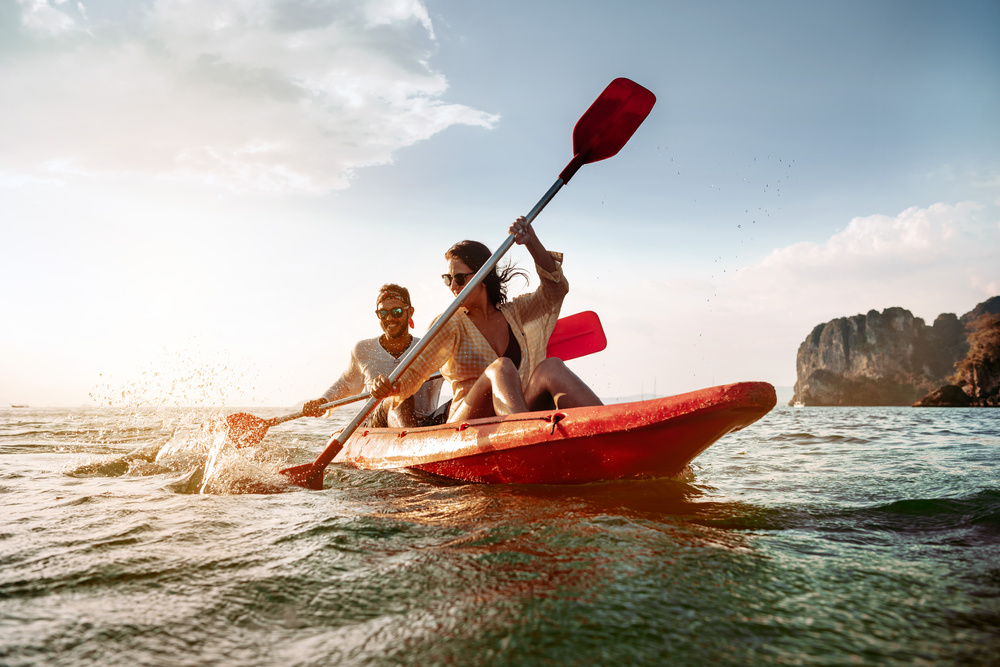 Août au soleil : le guide pratique pour choisir la destination idéale de vos vacances 3 Kayak en couple en vacances
