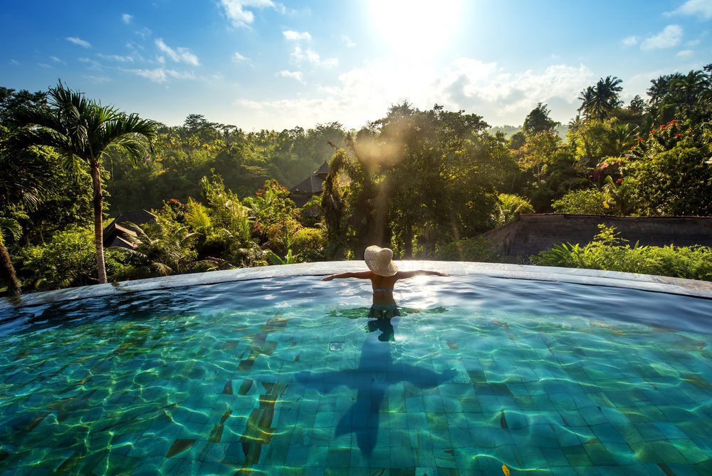 Touriste dans la piscine avec une belle vue