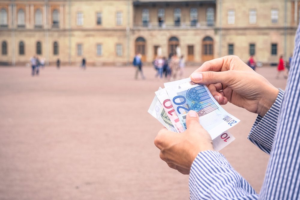 Les pays où la monnaie est l’euro 2 Touriste en vacances avec de l'argent, l'euro