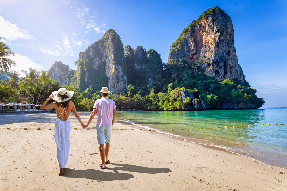 Couple sur la plage en Thailande